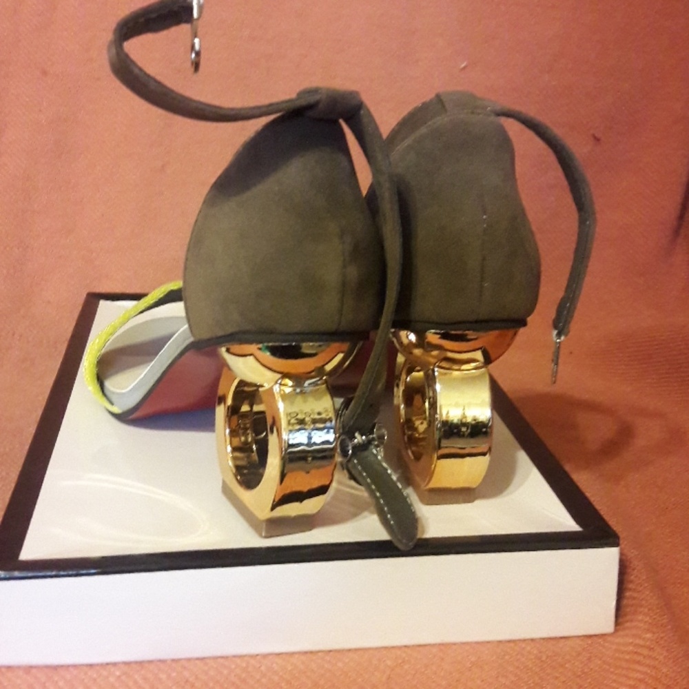 Shoes - Picture 4 of 4